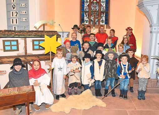 24 Kinder führten in der Cresbacher Marienkirche das Krippenspiel Die Kinder von Bethlehem auf. Foto: Maier Foto: Schwarzwälder Bote
