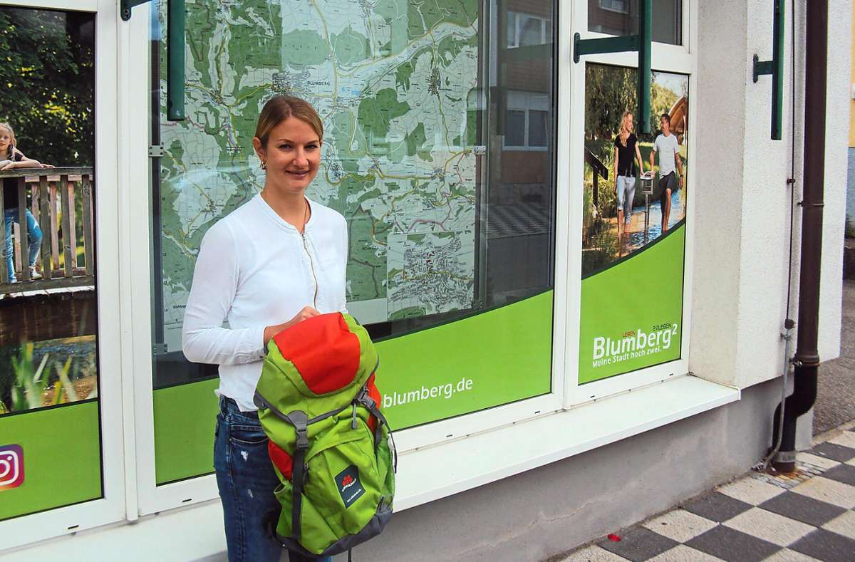 Mit diesem Begleiter macht die Tour noch mehr Spaß: Nadine Wehrle, Leiterin des Tourismusamtes, präsentiert einen der bei Wanderern beliebten Wanderrucksäcke. Foto: Simon Bäurer 