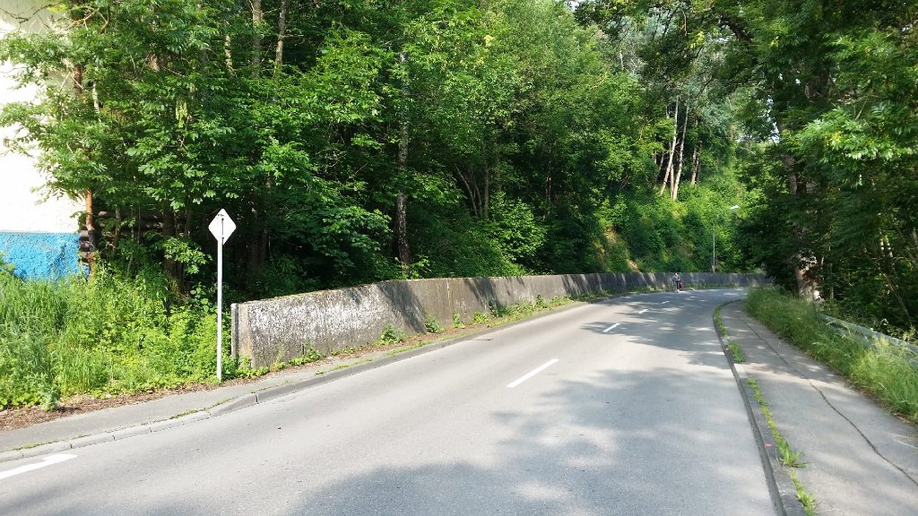 Vor der Ortseinfahrt Bühlingen entsteht bergauf ein Angebotsstreifen.