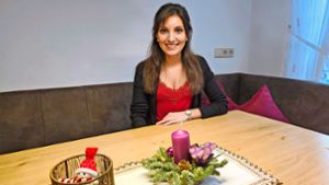 Marcella Carin  am heimischen weihnachtlich dekorierten Tisch. Foto: Rahmann