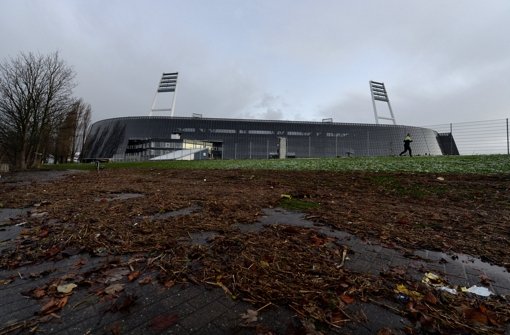Das Wasser kam fast bis ins Fußballrund: Das Weserstadion in Bremen. Foto: dpa