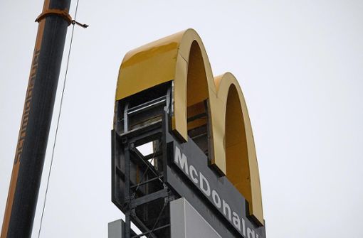 Gefährliche Situation: Am Donnerstagabend drohte das McDonald’s-Schild auf dem Autohof in Vöhringen herunter zu kippen. Foto: Heidepriem