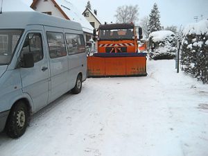Winterdienstfahrzeuge schaffen Schnee von den Straßen. Die  Gehwege müssen die Anwohner räumen. Foto: Archiv Foto: Schwarzwälder Bote