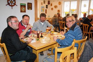 Im Bild lassen sich Juan Moreno, Ralf Walzer, Bernd Matt und Adolf Keller den Hering schmecken. Foto: Wieland Foto: Schwarzwälder-Bote
