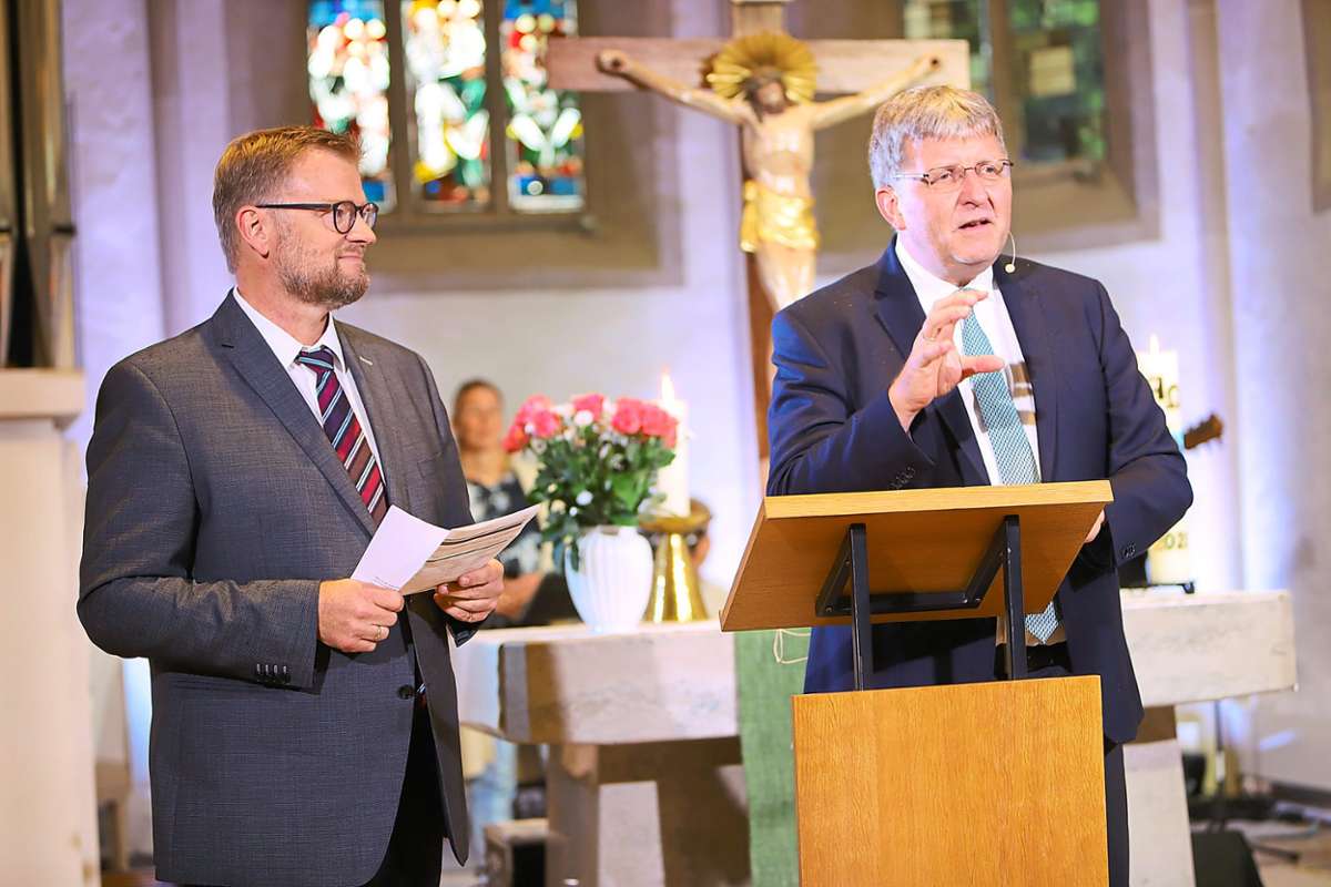 Die beiden Pfarrer  Stefan Kröger (links) und Martin Brändl begrüßen die Gemeinde. Foto: Schatz