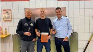 Dominik Ulm (Mitte) hält eine Bestätigung seiner Teilnahme an den Deutschen Meisterschaften in der Hand. Neben ihm steht sein Ausbilder Björn Vollmann (links) und der Brauerei-Geschäftsführer Martin Schimpf (rechts). Foto: Privat