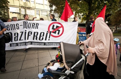 Die Initiative Rems-Murr Nazifrei  demonstriert vor Prozessbeginn am Mittwoch vor dem Landgericht Stuttgart gegen Neonazi-Umtriebe. Foto: Max Kovalenko/PPF