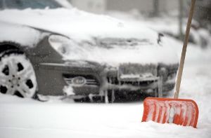 Beim Schneeschippen kann einem schon mal die Laune vergehen - und man gerät in Streit. (Symbolfoto) Foto: dapd