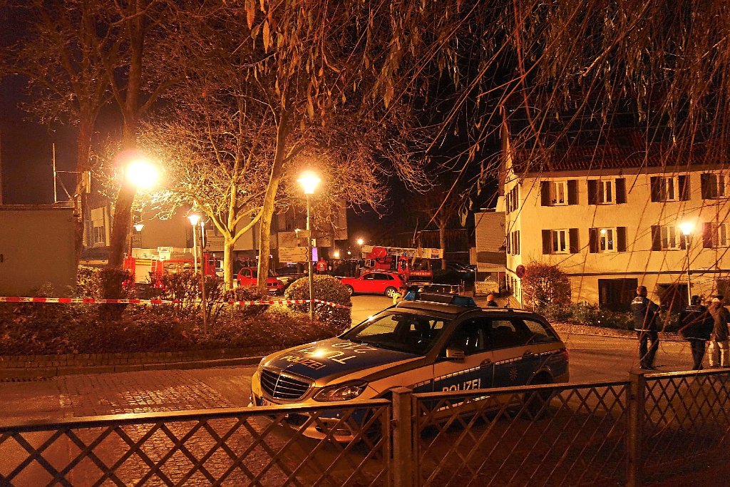 Ein Mann ist vor einem Spielcasino an der Hechinger Staig aus einem roten Auto heraus erschossen worden. Er sackte tödlich getroffen zusammen und starb wenig später. Zum Artikel