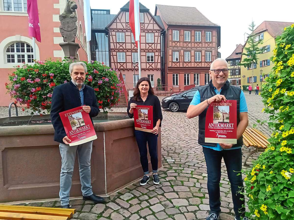 Wolfgang Koch, Heike Schillinger und Norbert Schneider präsentieren Plakate für den Antikmarkt in Ettenheim.