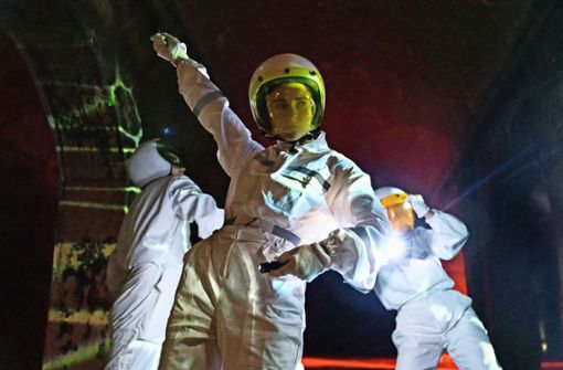 Zum Festival-Auftakt mischt Pascal Sangl in der Performance „The Explorer:s“ Astronauten unter Stadtflaneure. Foto: Dominique Brewing