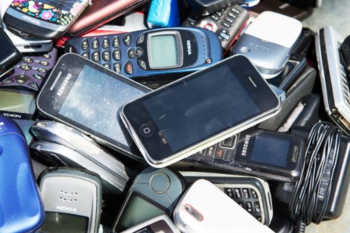 Wer ein ausgedientes Handy oder Smartphone besitzt, kann es am Warentauschtag abgeben und  Gutes tun.  Foto: Gambarini Foto: Schwarzwälder Bote