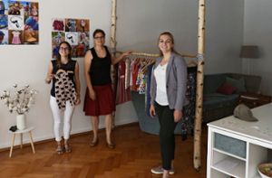Zur Eröffnung im neuen Pop-up-Store begrüßen Annika Tittjung (links) und Saskia Fortenbacher (rechts) die erste Mieterin Josefine Englert mit ihrer liebevoll genähten Kindermode Foto: Sabine Stadler