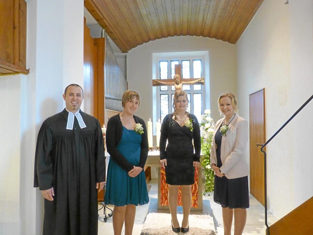 In Schietingen konfirmierte Pfarrer Andreas Esslinger Lena Gsell aus Vollmaringen, Melanie Vanessa Frick aus Gündringen und Laura Milena Huber aus Gündringen.