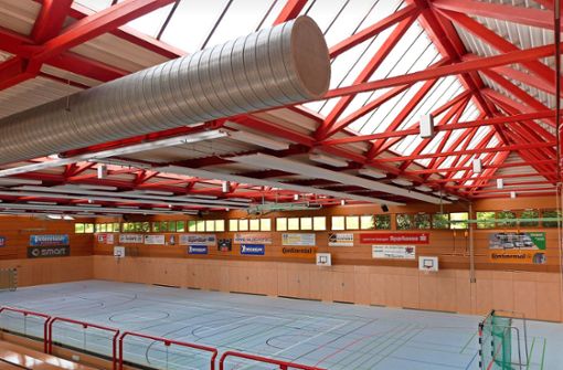 Über das große Rohr an der Decke strömt  Frischluft in die Sporthalle. Neue Deckenheizstrahler sorgen für Wärme. Foto: Doris Sannert