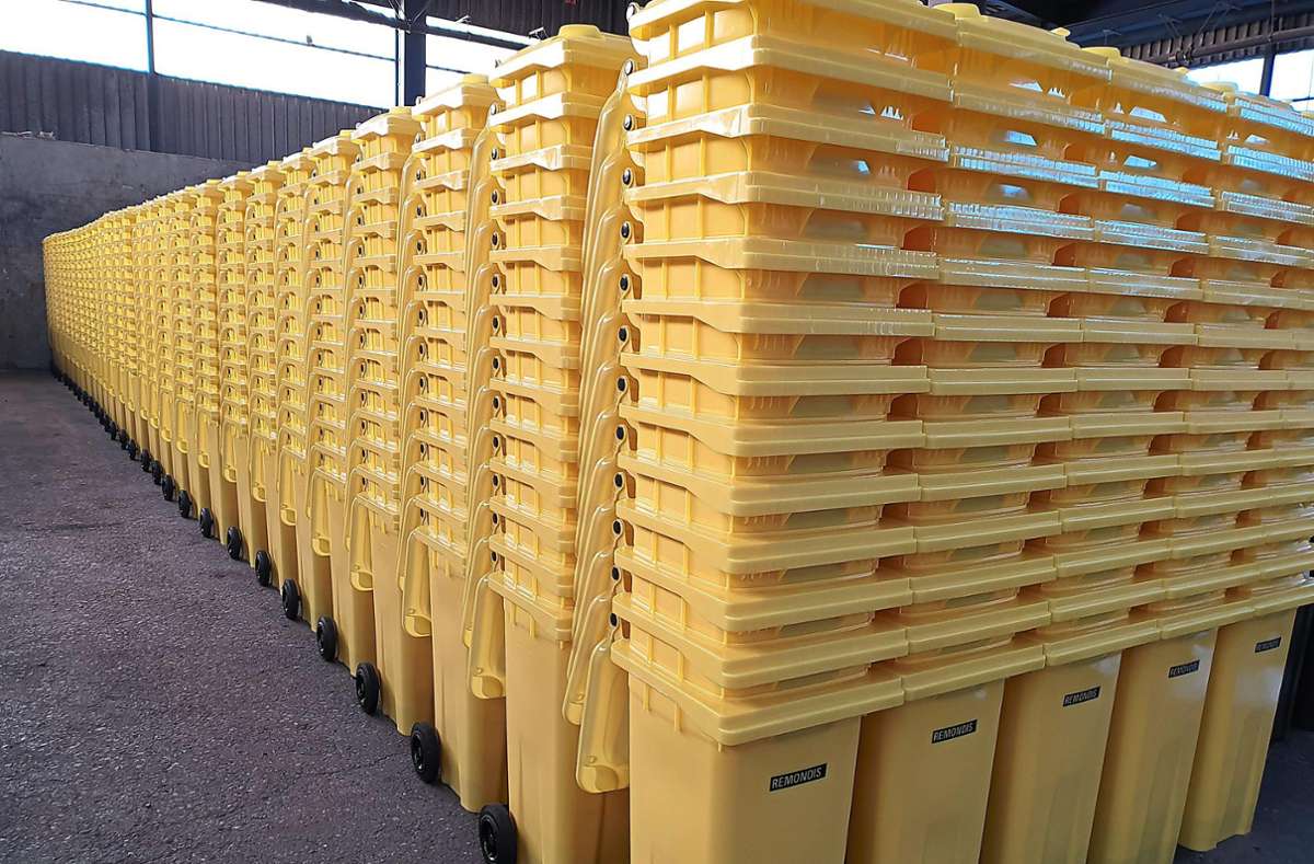 2000 gelieferte Gelbe Tonnen stehen hier schon bereit. Foto: Remondis