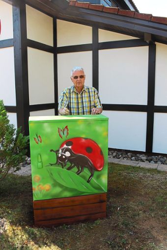 Ein Maikäfer für den Verteiler im Käferweg im Feriendorf:  Rainer Stolz freut sich über die Grafittiwerke.Foto: Strohmeier Foto: Schwarzwälder Bote