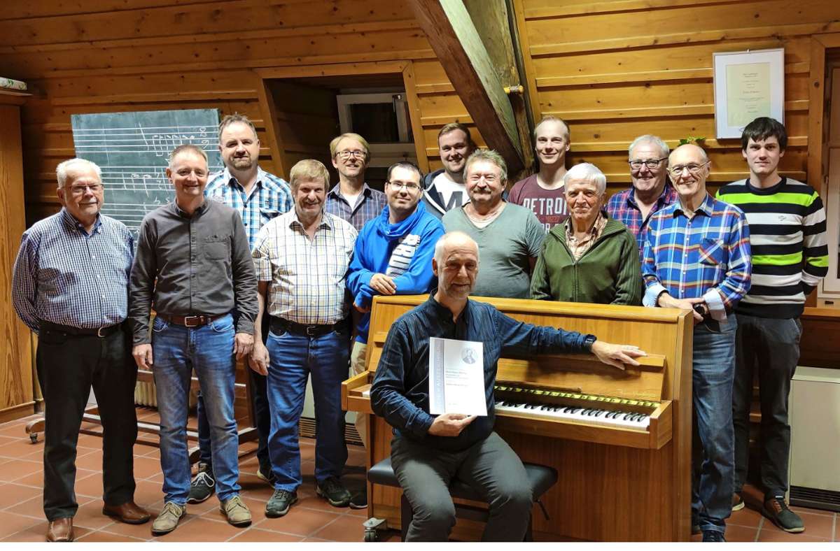 Der Männergesangverein „Liederkranz“  Zimmern unter der Burg ist stolz darauf, seinem  Chorleiter Marcel Dreiling (am Klavier) zur Verleihung der Silcher-Auszeichnung gratulieren zu können. Foto: Baasner