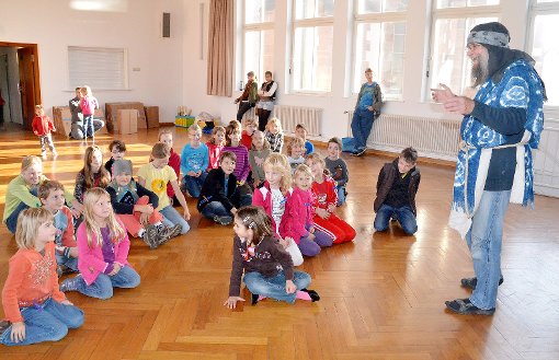 Zum Auftakt des ökumenischen Kinderkirchentages sang Franz Gisin mit den Kindern einige Lieder.   Foto: Martina Weber-Kroker Foto: Schwarzwälder-Bote