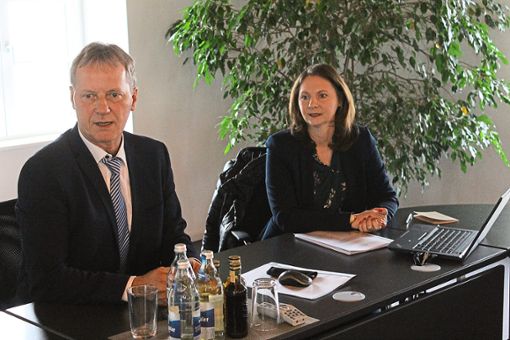 Hofstettens Bürgermeister Henry Heller tauschte sich mit der Landtagsabgeordneten Sandra Boser aus.  Foto: Störr Foto: Schwarzwälder Bote
