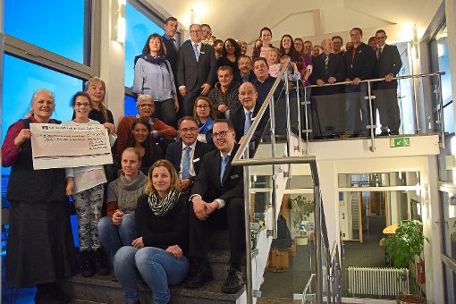 Die Vertreter der Vereine freuen sich über die Spenden der Raiffeisenbank. Foto: Rousek Foto: Schwarzwälder-Bote