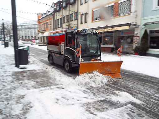 Ein sogenanntes Schmalspurfahrzeug der Technischen Dienste VS  ist unterwegs, um die Fußgängerzone schnee- und eisfrei zu machen. Fotos: Marull Foto: Schwarzwälder Bote