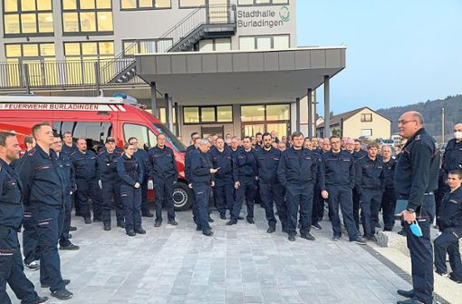 Mitglieder aller Abteilungen der Burladinger Feuerwehr am Donnerstag vor der Stadthalle. Rechts vorne steht Ilija Pilic, der allen, die dann eingeladen sind, ein schönes Fest verspricht. Foto: Dick