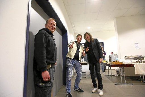 Ralf Daiker und Ingo Engler trafen unter anderem Helloween-Mitgründer Michael Weikath (großes Bild, von links). Dessen Band und Gamma Ray lockten mehr als 1500 Fans nach Balingen. Foto: Schnurr