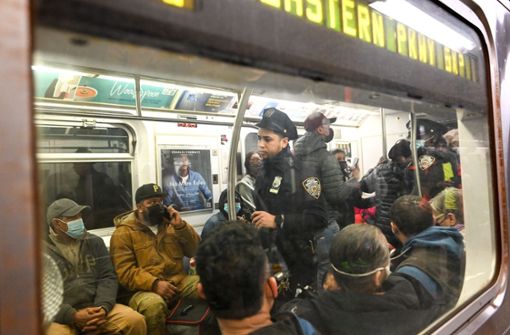 Nach den Schüssen erhöht die Polizei die Präsenz in den U-Bahnen. Foto: AFP/Alexi Rosenfeld