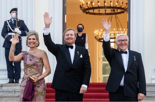 Der Bundespräsident Frank-Walter Steinmeier (rechts) begrüßte das niederländische Königspaar zu einem Staatsbankett im Schloss Bellevue. Foto: dpa/Bernd von Jutrczenka