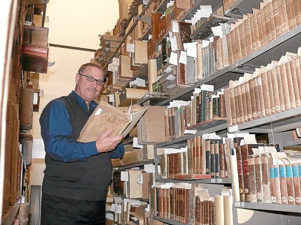 Peter Auginski betreut die historische Bibliothek des AMG. Foto: Kammerer