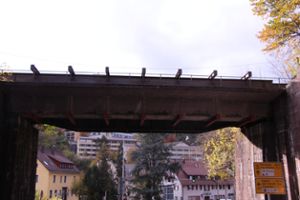 Die kommenden rund zwei Jahre verbleibt die Brücke wohl mitsamt der Stützkonstruktion am Adlereck.. Foto: Schwarzwälder Bote