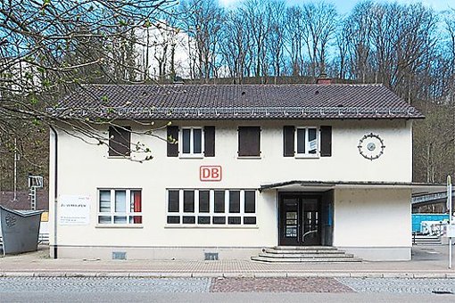 Das bestehende Gebäude muss wohl weichen: Auf dem Gelände des  Bahnhofs soll das neue Feuerwehrhaus in der   Alpirsbacher Kernstadt gebaut werden.  Foto: Karhausen Foto: Schwarzwälder-Bote