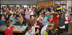Stadionstimmung herrscht in der Gemeindehalle. Auf Großleinwand erleben die Besucher das Endspiel. der Fuballweltmeisterschaft.  Foto: Vaas Foto: Schwarzwälder-Bote