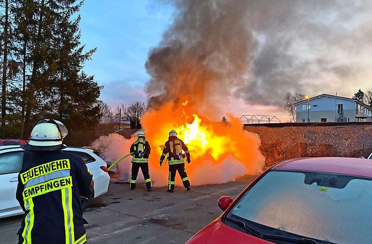 Zwei brennenden Autos hat die Freiwillige Feuerwehr empfingen gelöscht. Foto: Freiwillige Feuerwehr