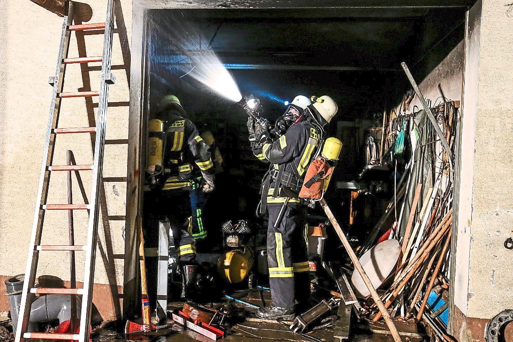Eine heftige Gasexplosion riss das Tor aus einer Garage in Brigachtal. Die Feuerwehr war mit 25 Mann im Einsatz.