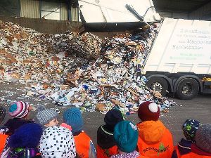 So viel Müll: Die Kinder der Kindertagesstätte Endingen haben die Recycling-Firma Bogenschütz besucht. Foto: Kita Foto: Schwarzwälder-Bote