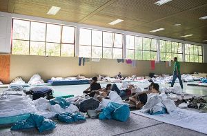 Flüchtlinge in der Landeserstaufnahmeeinrichtung für Flüchtlinge in Ellwangen in einer Turnhalle. Foto: dpa