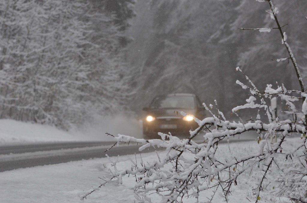 Der erste Schnee der Region Stuttgart fiel am Sonntag im Kreis Göppingen. Glück für die Autofahrer, die Winterreifen aufgezogen hatten.