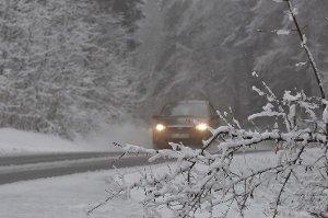 Der erste Schnee der Region Stuttgart fiel am Sonntag im Kreis Göppingen. Glück für die Autofahrer, die Winterreifen aufgezogen hatten. Foto: Andreas Rosar Fotoagentur-Stuttgart