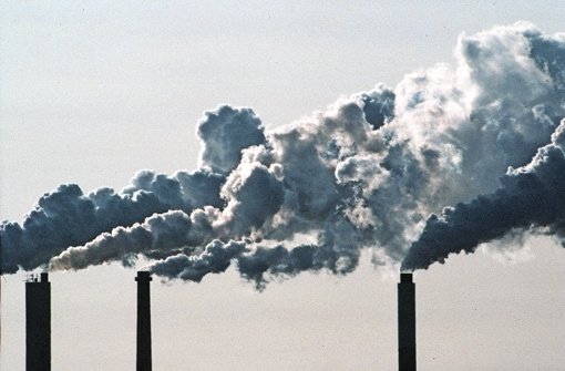 Rauchende Schornsteine: Die EU will, dass Industriebetriebe mehr Geld in klimaschonendere Produktionsverfahren investieren Foto: dpa