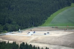 Vom Testturm aus lassen sich die Dimensionen erkennen, die der JVA-Neubau im Esch bekommen wird. Foto: Nädele
