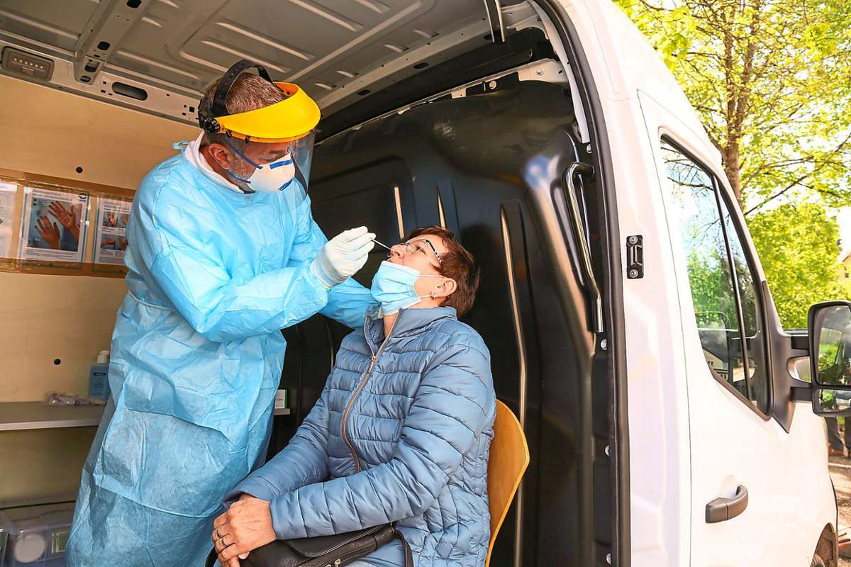 In Mahlberg und Orschweier nimmt die Firma Himmelsbach in einem Test-Mobil einen Abstrich aus dem Nasen-Rachenraum, um die Bürger auf das Coronavirus zu testen. Fotos: Decoux-Kone