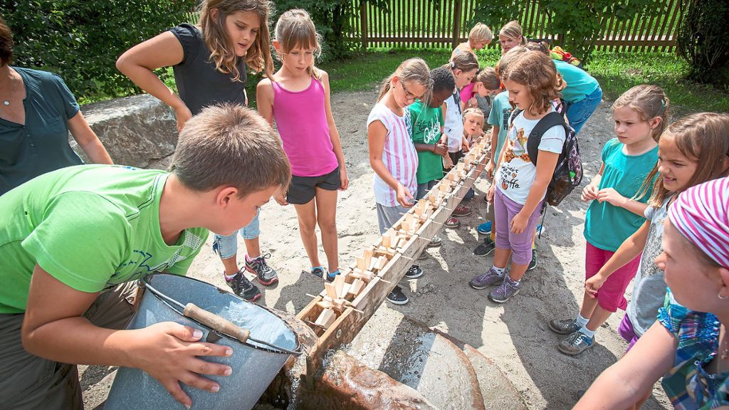 Kinder können im Rahmen des Lernerlebnis Über Wasser mehr über die historische Nutzung erfahren – und selbst Mühlräder bauen.