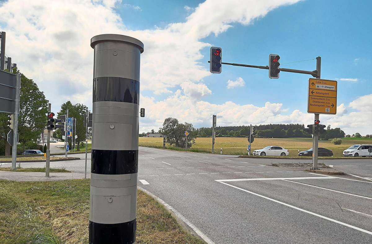 Die einzigen stationären Blitzer, die in den Gäugemeinden funktionieren, stehen in der Gemeinde Althengstett. Unser Bild zeigt eines der zwei Geräte an der Zeyher-Kreuzung. Foto: Klormann