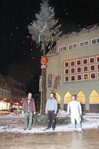 Peter Meder (von links), Nick Peter und Philipp Stenger haben am Mittwochabend aus dem  Weihnachtsbaum am Marktplatz den Narrenbaum der Ziegel-Buben gemacht. Foto: Schwarzwälder Bote