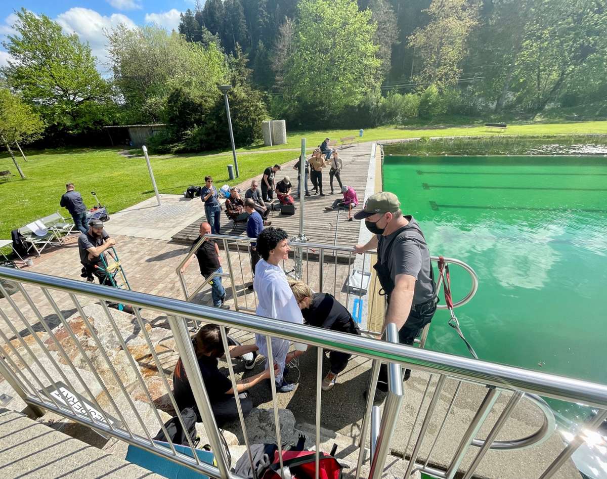 Schwarzwaldkrimi-Dreharbeiten : Stuntmen gehen im Glattener Naturbad auf Tauchgang