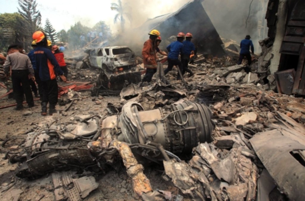 In Indonesien ist ein Militärflugzeug abgestürzt.