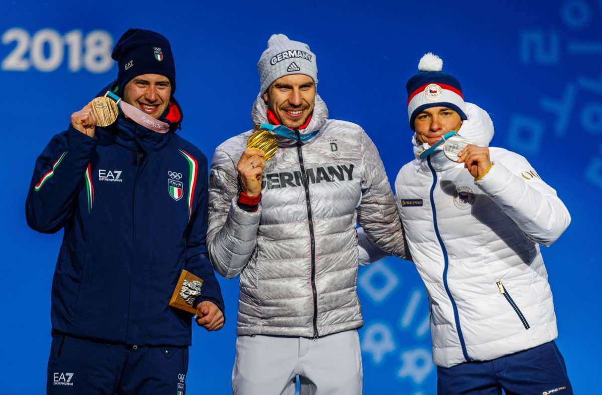 Im Jahr 2018 war die Biathlon-Welt noch mehr als in Ordnung. Bei den Olympischen Spielen in Pyeonchang holte Arnd Peiffer (Mi.) die Goldmedaille im  10-Kilometer-Sprint. Silber ging an den Italiener Dominik Windisch (li.), Bronze an Michal Krcmar aus Tschechien.