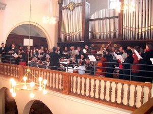 Der katholische Kirchenchor bereitet sich wieder intensiv auf einen festlichen Auftritt im Weihnachtshochamt vor.  Foto: Kirchenchor Foto: Schwarzwälder-Bote